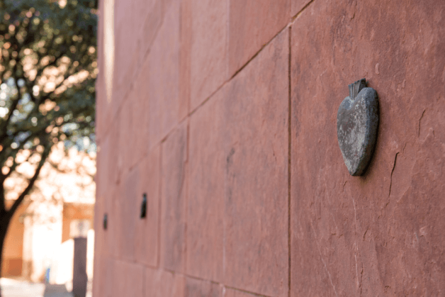 魔术 on the walls of the university